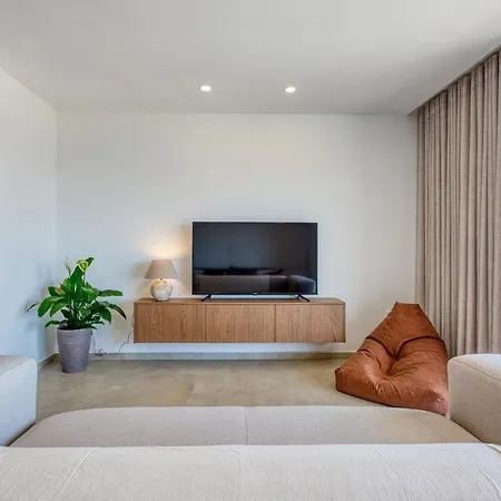 Luxury 3br Seafront Appartement *