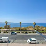 Luxury 3br Seafront דירה *